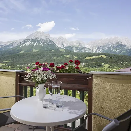 Tom Sojer Aparthotel 4*